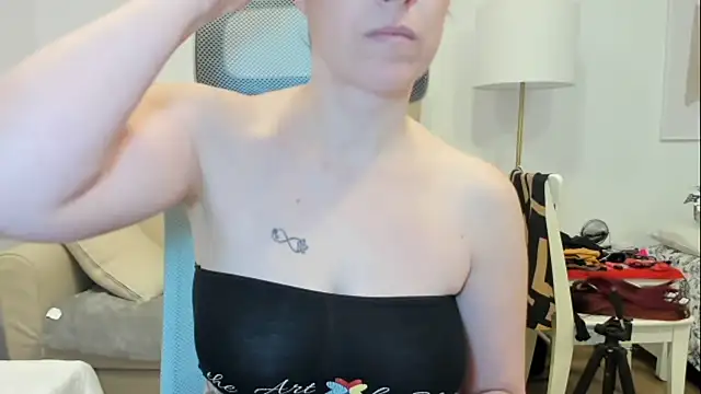 Snapshot of emmita69_ chatting on March 15, 5:46 am emmita69 online show from March 15, 5:46 am