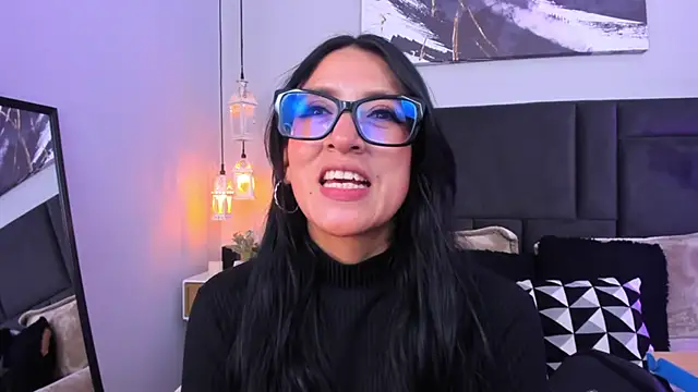 kira moon   online show from March 13, 9:10 pm