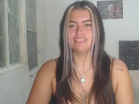 Snapshot of sweetkitty_16 chatting on October 18, 3:42 am sweetkitty 16 online show from October 18, 3:42 am