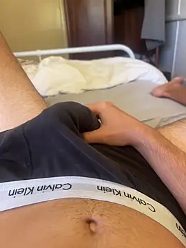 h0rnyguy001 online show from April 14, 12:49 am