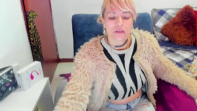 Snapshot of harly__queen chatting on February 14, 12:25 pm harly queen online show from February 14, 12:25 pm