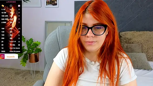 Snapshot of lucie_nicolls chatting on December 17, 10:43 pm lucie nicolls online show from December 17, 10:43 pm