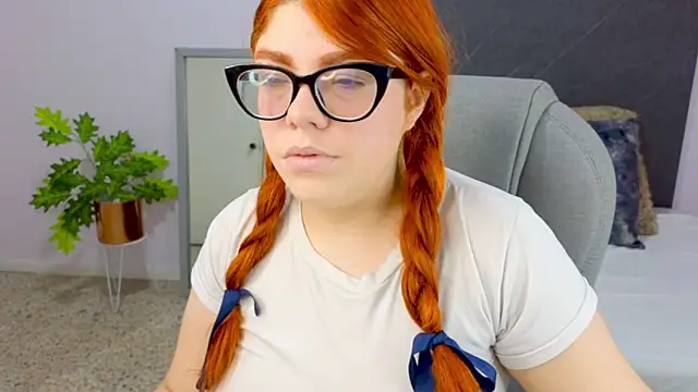 Snapshot of lucie_nicolls chatting on December 21, 8:00 pm lucie nicolls online show from December 21, 8:00 pm