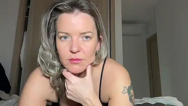 Snapshot of naughtyhollyxxxx chatting on February 5, 4:03 pm naughtyhollyxxxx online show from February 5, 4:03 pm