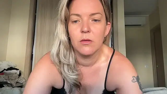 Snapshot of naughtyhollyxxxx chatting on September 11, 8:03 am naughtyhollyxxxx online show from September 11, 8:03 am