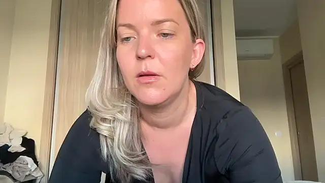 Snapshot of naughtyhollyxxxx chatting on September 15, 7:41 am naughtyhollyxxxx online show from September 15, 7:41 am