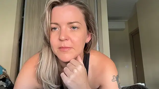 Snapshot of naughtyhollyxxxx chatting on September 30, 9:36 am naughtyhollyxxxx online show from September 30, 9:36 am