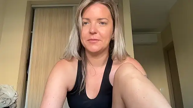 Snapshot of naughtyhollyxxxx chatting on October 10, 7:51 am naughtyhollyxxxx online show from October 10, 7:51 am