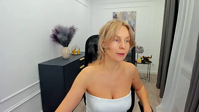 Snapshot of Sinty_Devis chatting on February 24, 4:21 am Sinty Devis online show from February 24, 4:21 am