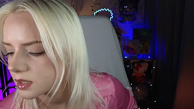 Snapshot of ImBonBon chatting on November 11, 11:27 pm ImBonBon online show from November 11, 11:27 pm