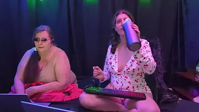 Sexy Mama-69 online show from March 14, 9:00 pm