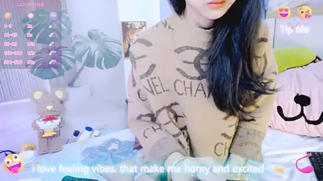 Snapshot of Ly__ chatting on February 7, 4:49 am Ly online show from February 7, 4:49 am