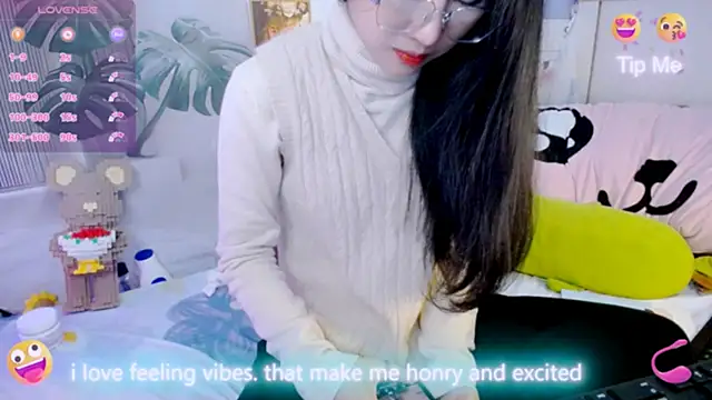 Snapshot of Ly__ chatting on February 9, 3:32 am Ly online show from February 9, 3:32 am