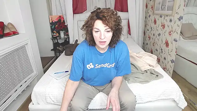 Snapshot of AmiHotGranny chatting on February 17, 5:37 am AmiHotGranny online show from February 17, 5:37 am