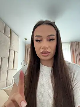 deliaroyal online show from April 28, 12:10 pm