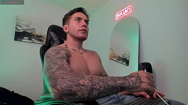 Snapshot of LucianSinclair chatting on January 29, 11:35 pm LucianSinclair online show from January 29, 11:35 pm