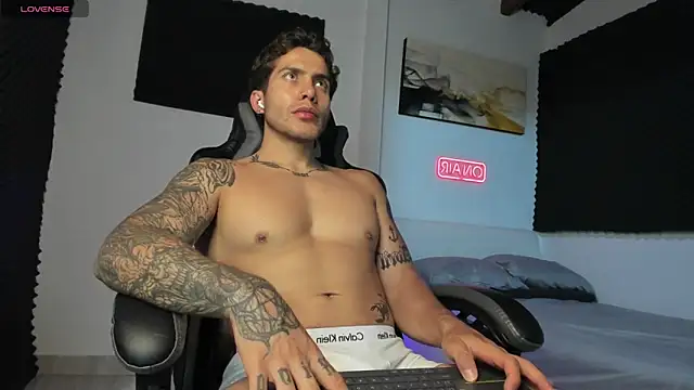 Snapshot of LucianSinclair chatting on November 2, 10:45 pm LucianSinclair online show from November 2, 10:45 pm