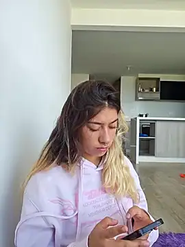 Snapshot of Enyeld_ruru chatting on November 8, 4:29 pm Enyeld ruru online show from November 8, 4:29 pm