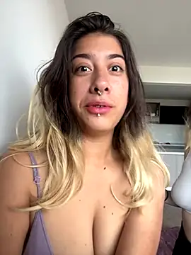 Snapshot of Enyeld_ruru chatting on November 14, 8:07 pm Enyeld ruru online show from November 14, 8:07 pm