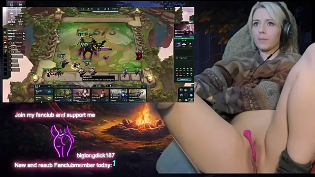 Snapshot of Lisaonthemoon chatting on December 13, 2:10 am Lisaonthemoon online show from December 13, 2:10 am