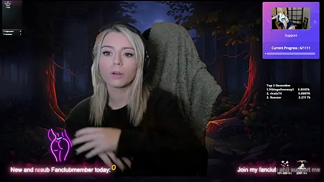 Snapshot of Lisaonthemoon chatting on December 15, 10:15 pm Lisaonthemoon online show from December 15, 10:15 pm