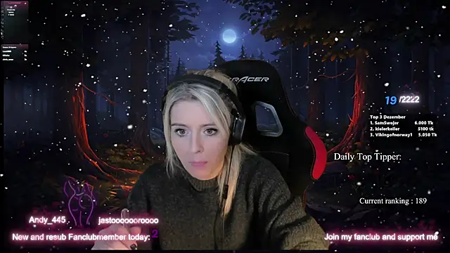 Snapshot of Lisaonthemoon chatting on December 18, 1:59 am Lisaonthemoon online show from December 18, 1:59 am