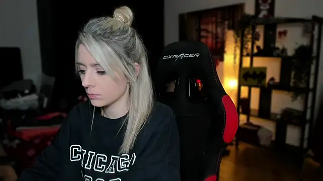 Snapshot of Lisaonthemoon chatting on January 4, 7:13 pm Lisaonthemoon online show from January 4, 7:13 pm