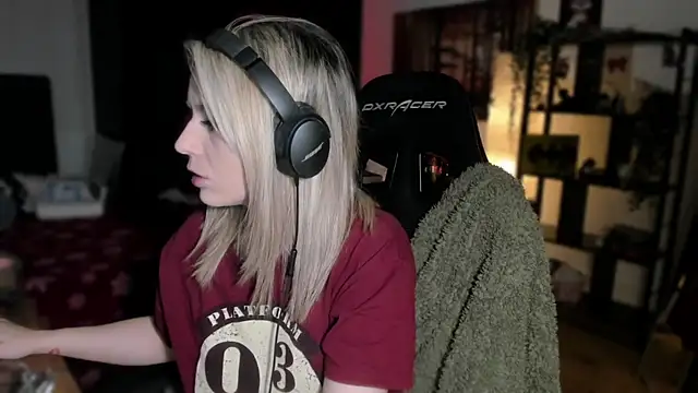 Snapshot of Lisaonthemoon chatting on January 8, 11:09 pm Lisaonthemoon online show from January 8, 11:09 pm