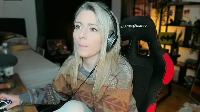 Snapshot of Lisaonthemoon chatting on February 12, 7:13 pm Lisaonthemoon online show from February 12, 7:13 pm