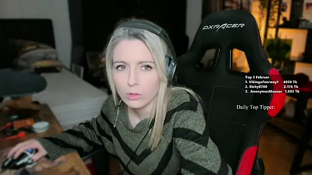 Snapshot of Lisaonthemoon chatting on February 13, 7:21 pm Lisaonthemoon online show from February 13, 7:21 pm