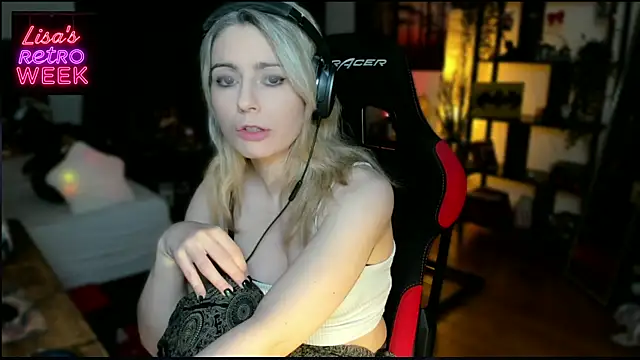 Snapshot of Lisaonthemoon chatting on February 18, 8:03 pm Lisaonthemoon online show from February 18, 8:03 pm