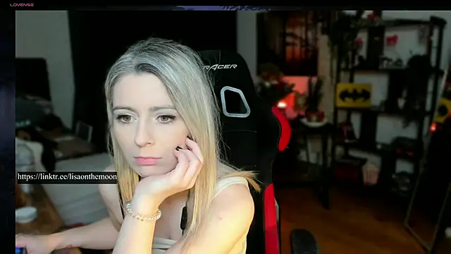 Snapshot of Lisaonthemoon chatting on March 6, 4:38 pm Lisaonthemoon online show from March 6, 4:38 pm