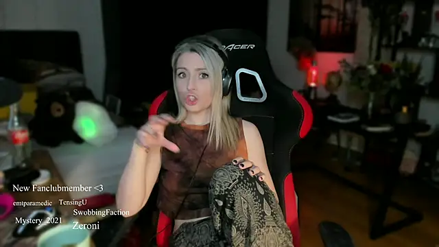 Snapshot of Lisaonthemoon chatting on March 9, 7:26 pm Lisaonthemoon online show from March 9, 7:26 pm