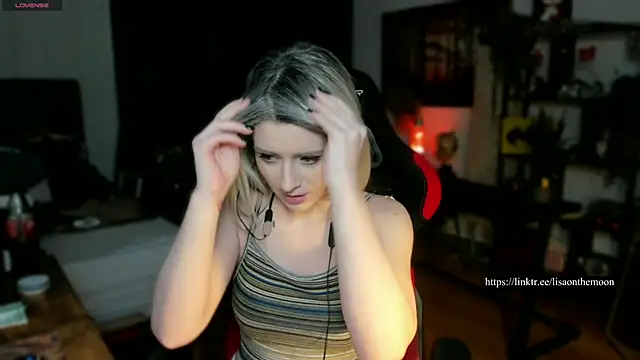 Snapshot of Lisaonthemoon chatting on March 11, 5:35 pm Lisaonthemoon online show from March 11, 5:35 pm