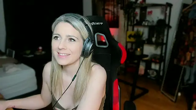 Snapshot of Lisaonthemoon chatting on March 12, 7:59 pm Lisaonthemoon online show from March 12, 7:59 pm