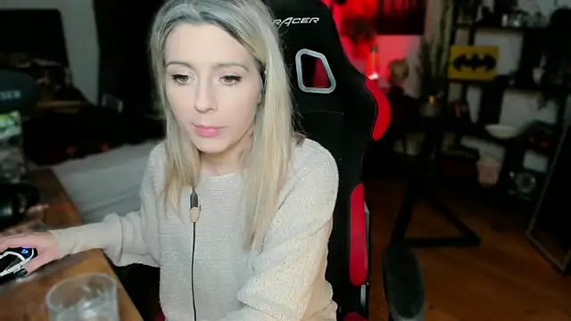 Snapshot of Lisaonthemoon chatting on March 16, 6:12 pm Lisaonthemoon online show from March 16, 6:12 pm