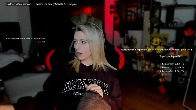 Snapshot of Lisaonthemoon chatting on September 17, 6:09 pm Lisaonthemoon online show from September 17, 6:09 pm