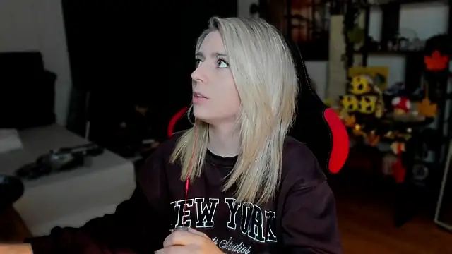 Snapshot of Lisaonthemoon chatting on September 23, 4:54 pm Lisaonthemoon online show from September 23, 4:54 pm