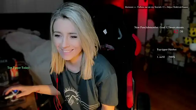 Snapshot of Lisaonthemoon chatting on October 2, 8:49 pm Lisaonthemoon online show from October 2, 8:49 pm