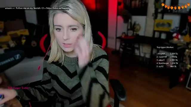 Snapshot of Lisaonthemoon chatting on October 8, 7:22 pm Lisaonthemoon online show from October 8, 7:22 pm