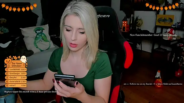 Snapshot of Lisaonthemoon chatting on October 23, 6:50 pm Lisaonthemoon online show from October 23, 6:50 pm