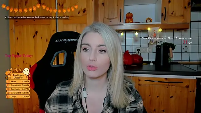 Snapshot of Lisaonthemoon chatting on October 25, 7:41 pm Lisaonthemoon online show from October 25, 7:41 pm