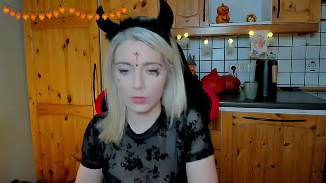 Snapshot of Lisaonthemoon chatting on October 26, 8:26 pm Lisaonthemoon online show from October 26, 8:26 pm