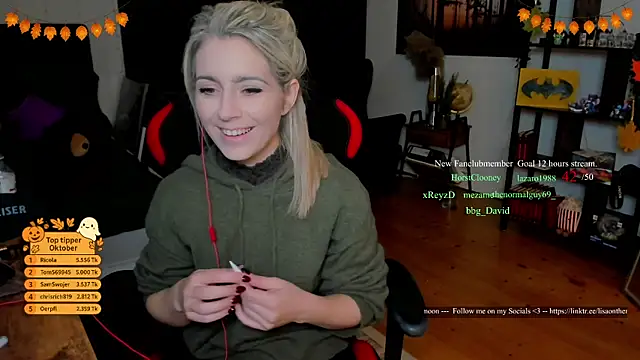 Snapshot of Lisaonthemoon chatting on October 30, 7:25 pm Lisaonthemoon online show from October 30, 7:25 pm