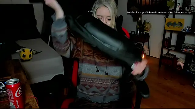 Snapshot of Lisaonthemoon chatting on November 27, 8:22 pm Lisaonthemoon online show from November 27, 8:22 pm