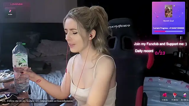 Snapshot of Lisaonthemoon chatting on July 2, 6:47 pm Lisaonthemoon online show from July 2, 6:47 pm