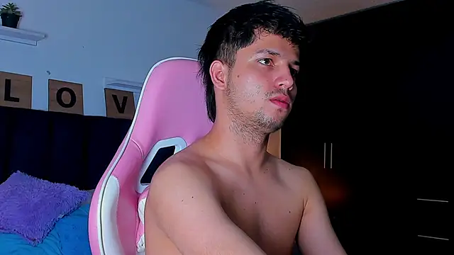 Issac james  online show from December 16, 6:51 am