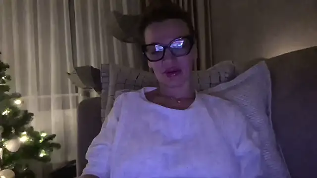 SweetMonicaUK online show from December 15, 10:47 pm