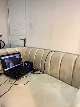 Snapshot of SexyDee025 chatting on March 19, 10:33 am SexyDee025 online show from March 19, 10:33 am