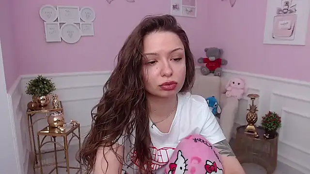 LucySkilar online show from February 5, 5:45 am